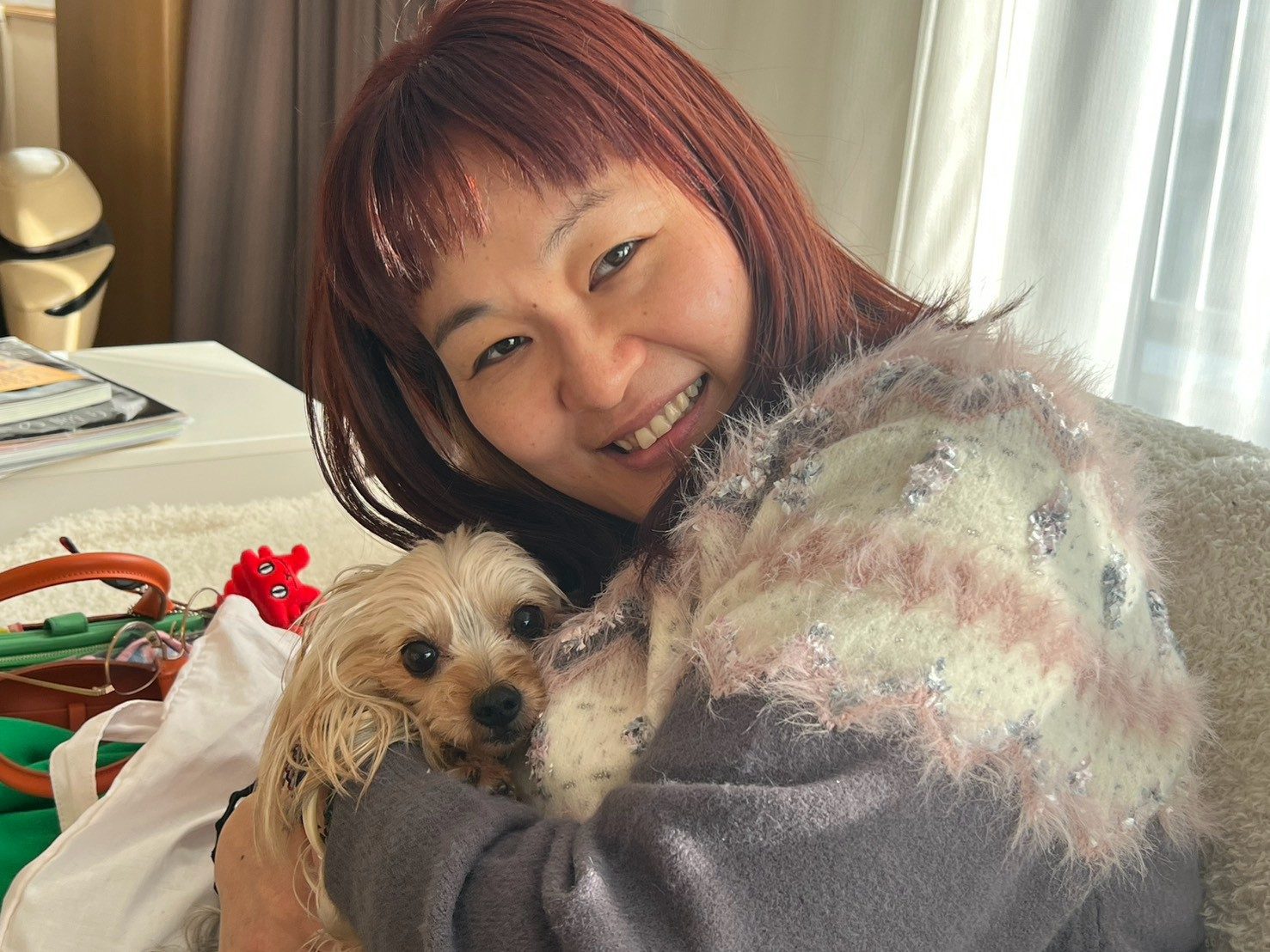 小さなワンちゃんを抱くMiki
